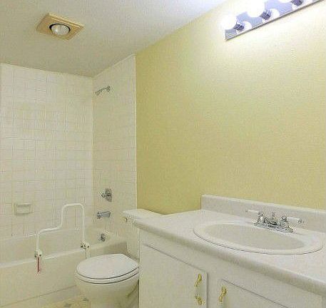 3rd image of 4629 W Lake Sammamish Pkwy SE #201