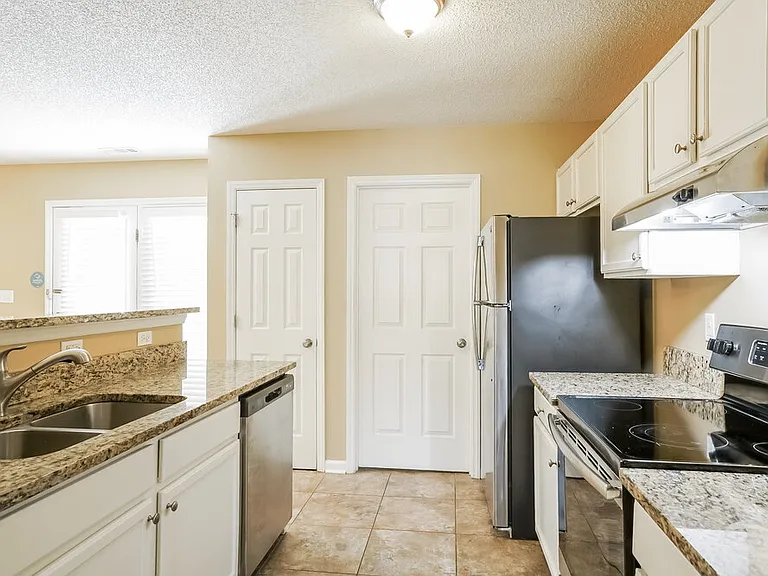 2517 Dandridge Dr — Photo 9