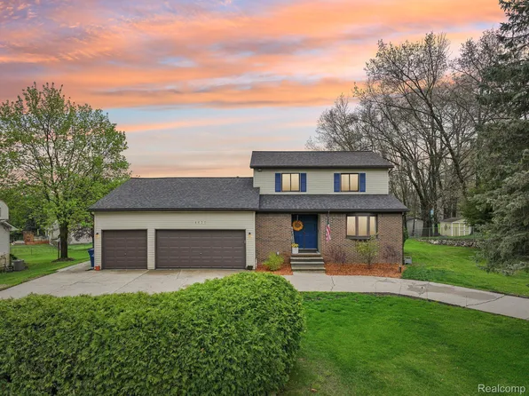 4630 Pasture Ln, White Lake, MI 48383