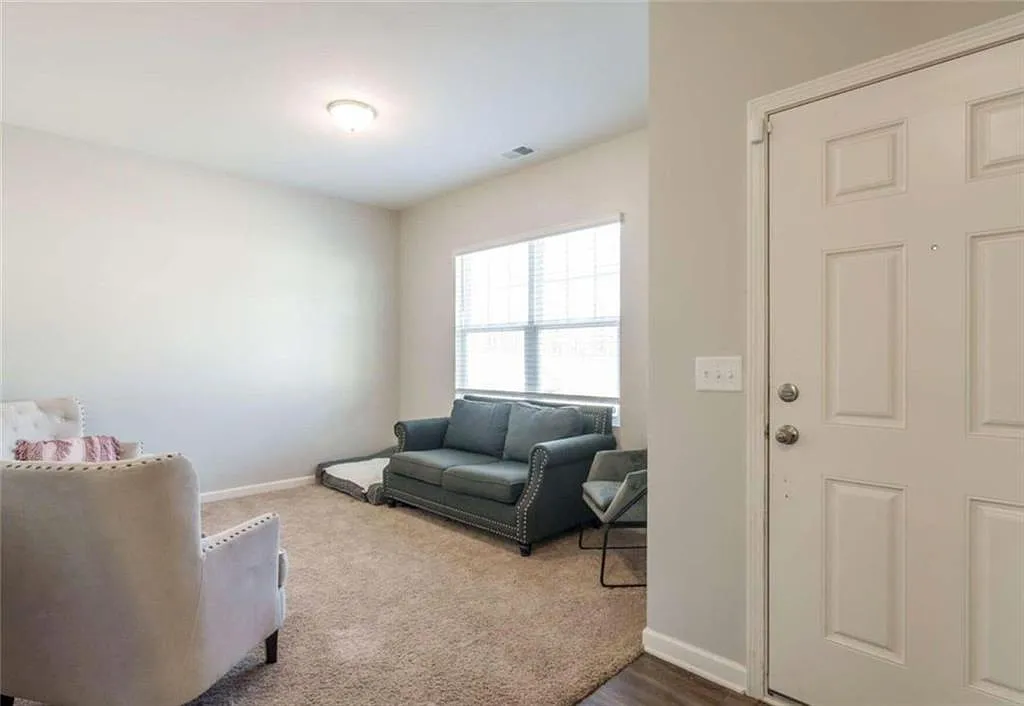 4 bed, 2.5 bath, 2389 sqft, $2,300 — Photo 3