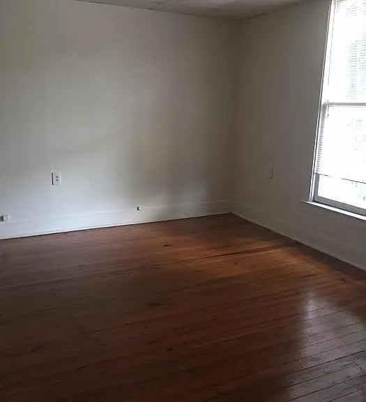 473 E Maxwell St — Photo 2