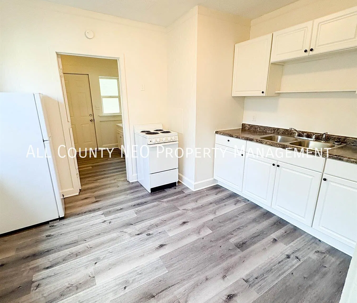 Now Available! Bright & Spacious One-Level Unit Move-In Ready! — Photo 4