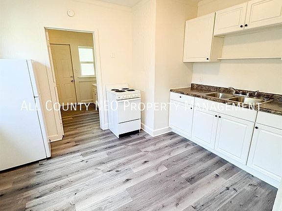 4th image of 739 1/2 Sumner St