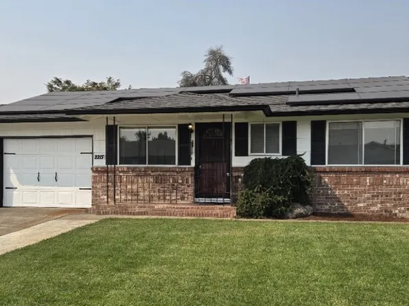 2215 Country Club Ter, Woodburn, OR 97071