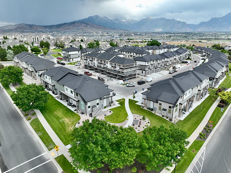 Beautiful HOA maintained neighborhood