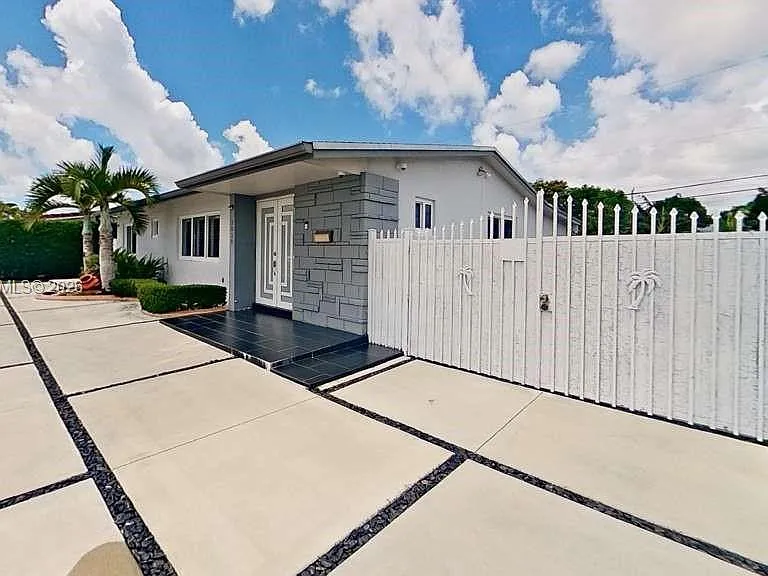3030 SW 96th Ave — Photo 2