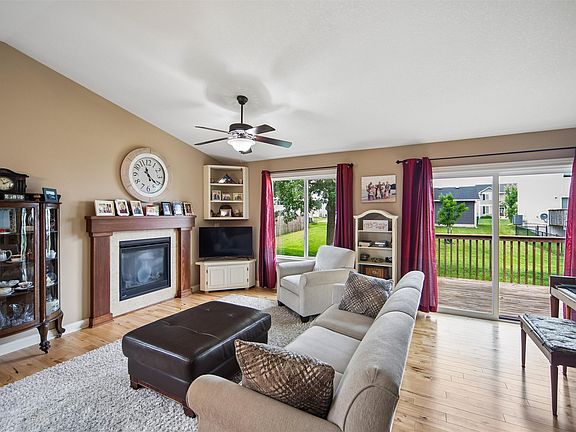 3rd image of 122 SE Sugarberry Ln