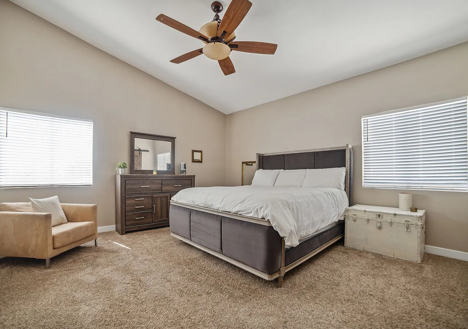 4 bedroom remodeled home with oversized lot and covered patio! — Photo 4