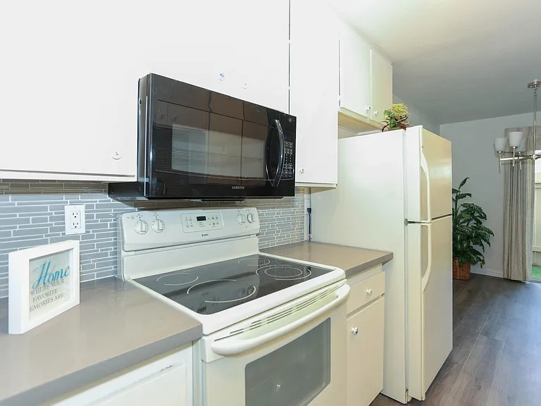 7911 Camino Glorita — Photo 2