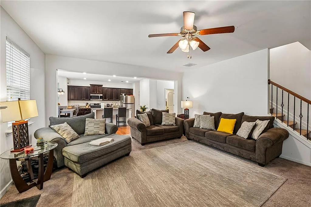 4 bed, 2.5 bath, 2908 sqft, $2,800 — Photo 3