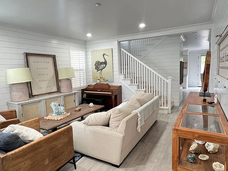 20917 Cabrillo Ln — Photo 2