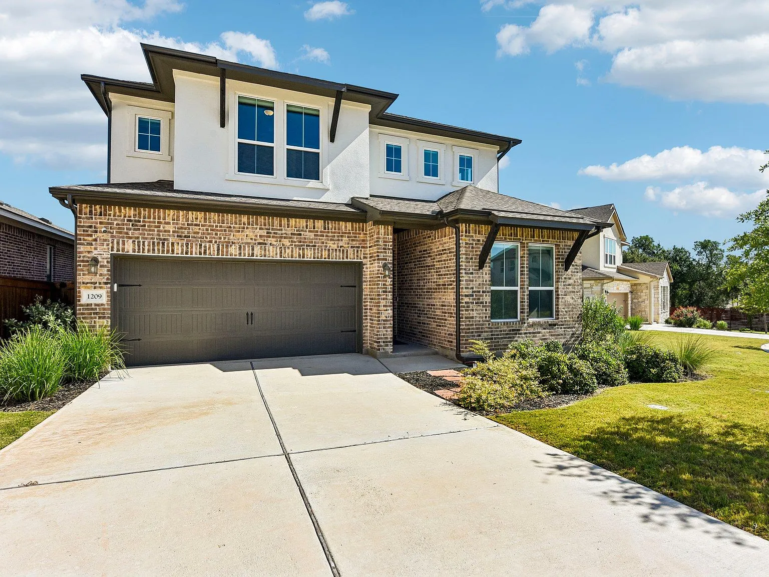 4 bed, 2.5 bath, 2743 sqft, $2,795 — Photo 2