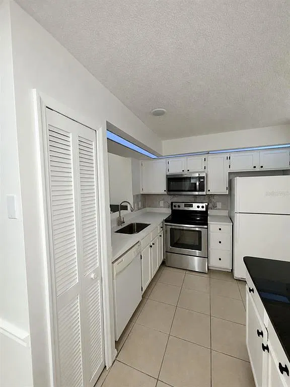 3 bed, 2.0 bath, 1378 sqft, $2,100 — Photo 2