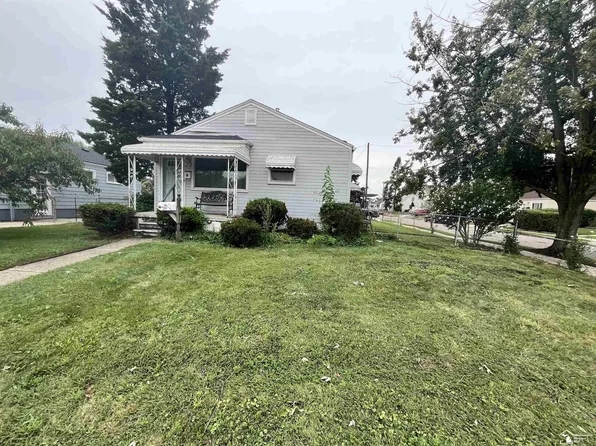 2358 River Dr, Lincoln Park, MI 48146
