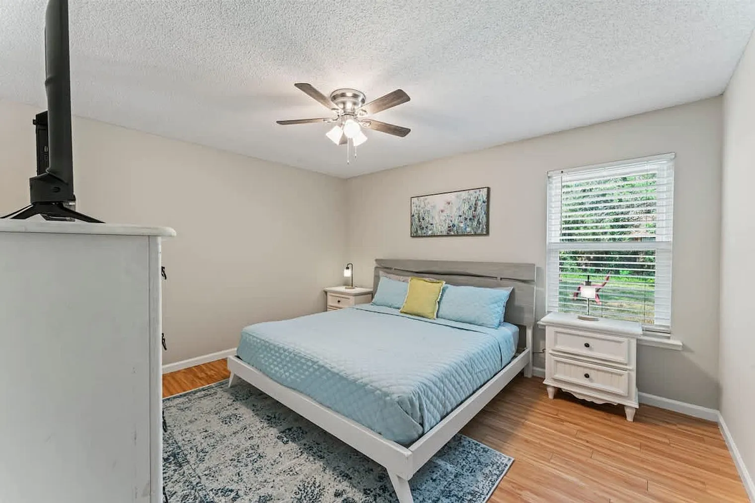 5 bed, 2.0 bath, 1937 sqft, $4,969 — Photo 4