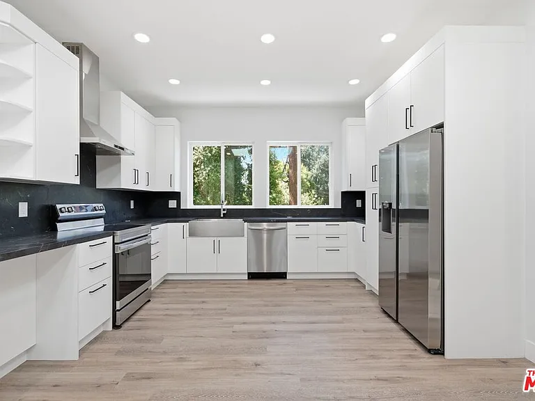 11615 Burbank Blvd #3/4 — Photo 3
