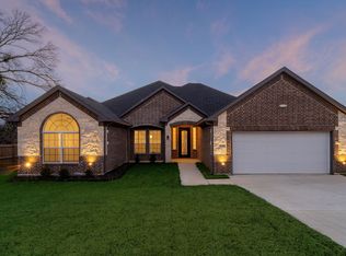 310 Oakwood Dr, Euless, TX 76040