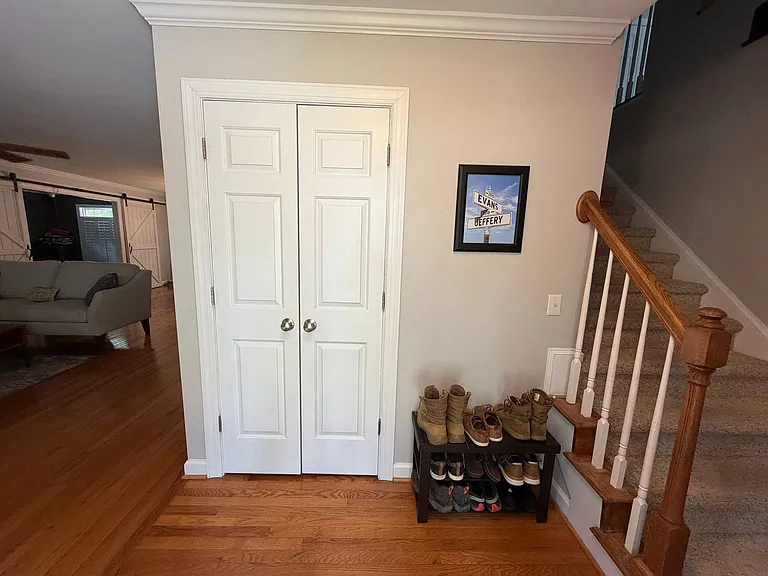 35 Woodbury Ln — Photo 2