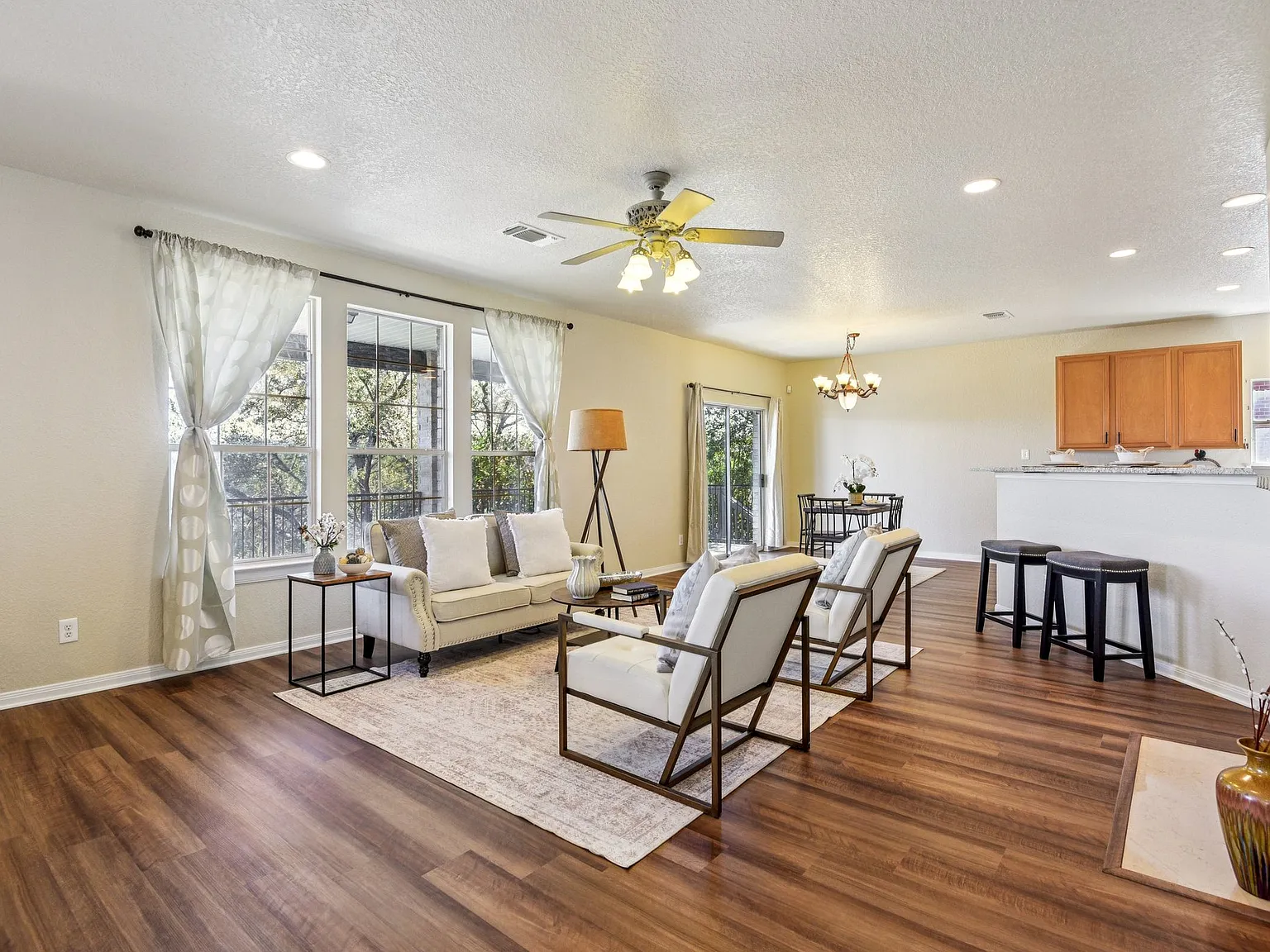5 bed, 2.5 bath, 3574 sqft, $2,800 — Photo 2