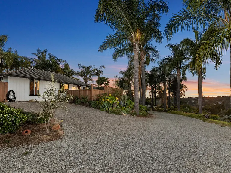 Los Cerritos Ln — Photo 10