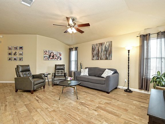 4th image of 610 Covent Dr