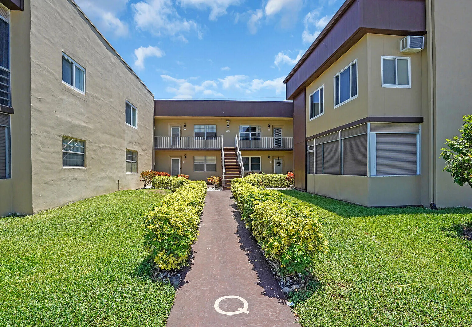 2 bed, 2.0 bath, 902 sqft, $2,200 — Photo 1