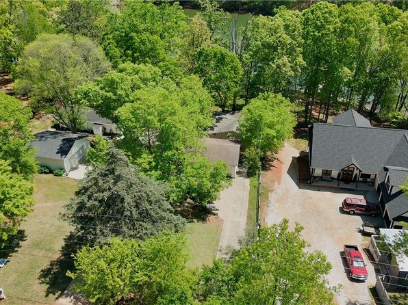 802 Dogwood Ln, Townville, SC 29689