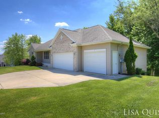 90 Riverchase Dr NE, Rockford, MI