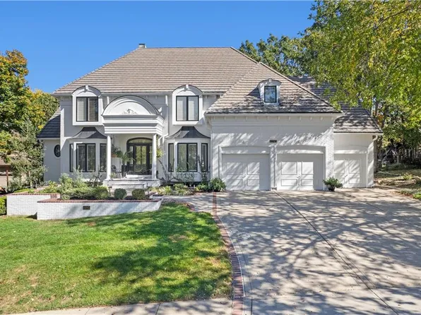 10745 S Oakcrest Ln, Olathe, KS 66061