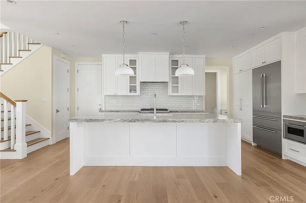3 bed, 2.5 bath, 2054 sqft, $7,995 — Photo 2