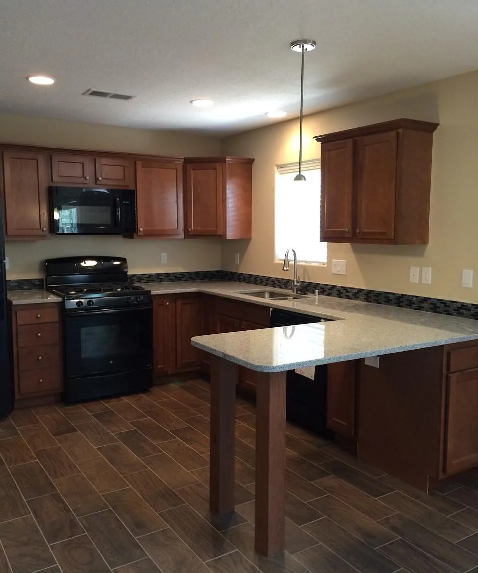 413 Harvard Dr SE — Photo 1