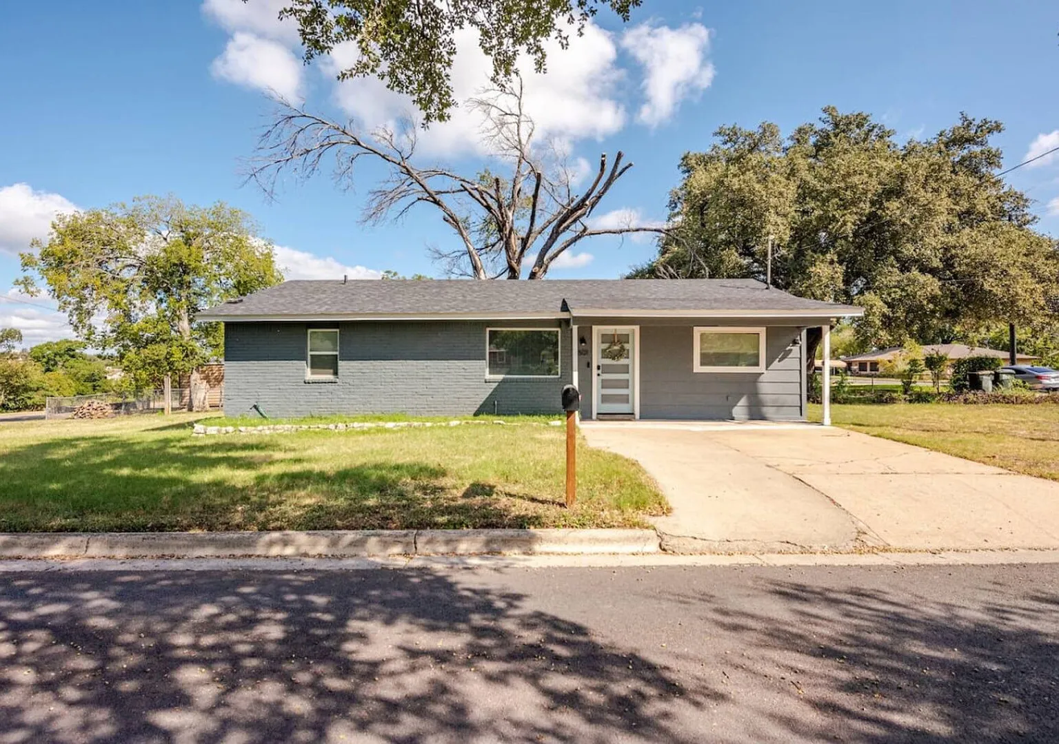Remodeled 4BR/2BA Steps from Georgetown Square — Photo 2