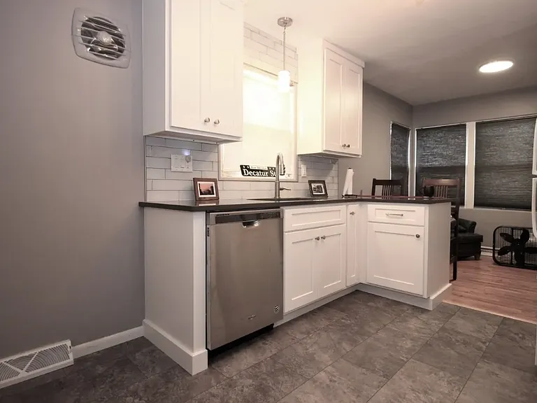 818 W College Ave — Photo 6