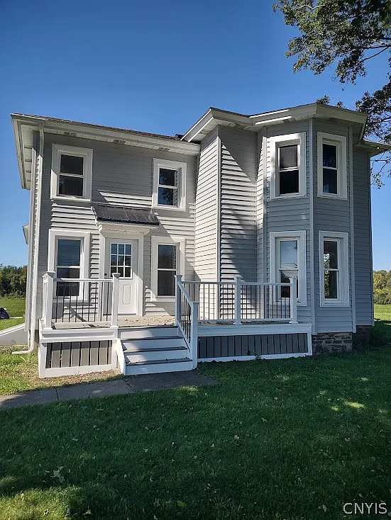 3 bed, 1.0 bath, 6882 sqft, $2,300 — Photo 2