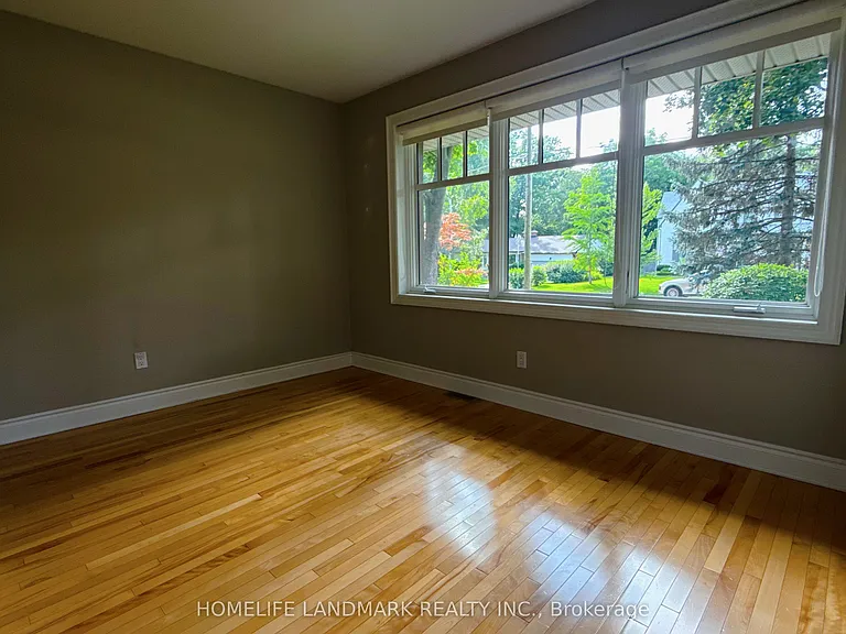 2062 Glenforest Cres — Photo 12