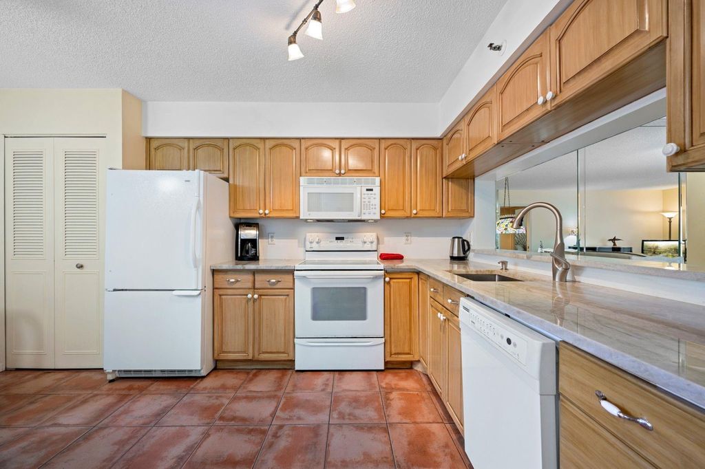 2206 S CYPRESS BEND Drive #208, photo 6
