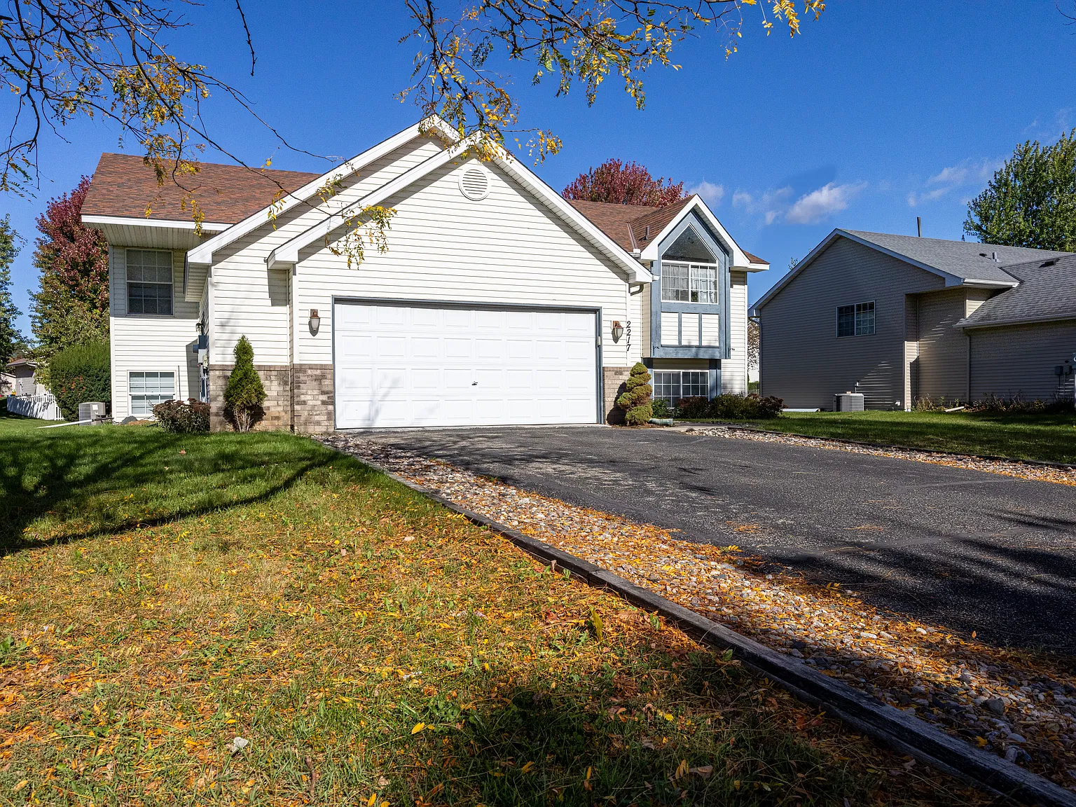6 bed, 2336 sqft, $3,100 — Photo 2