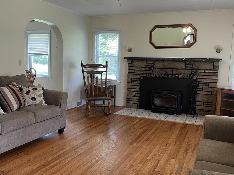 1269 Beaverdam Rd — Photo 2