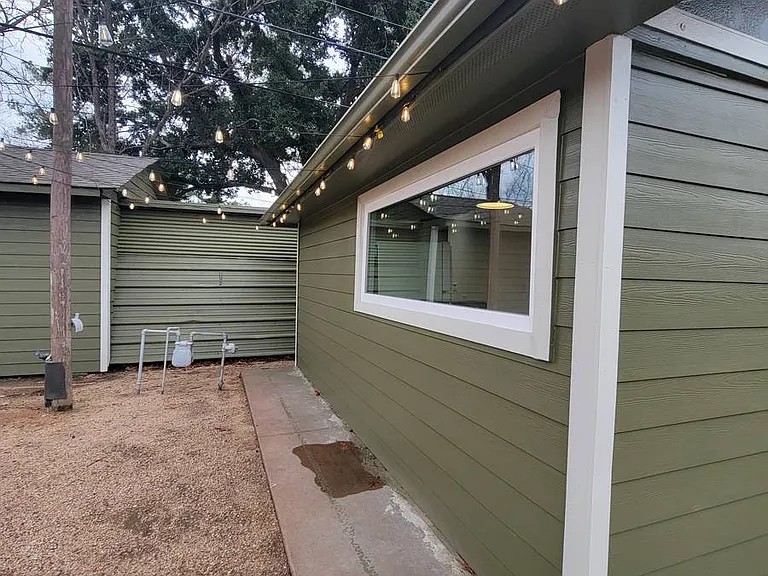 1546 Antoine Dr — Photo 2