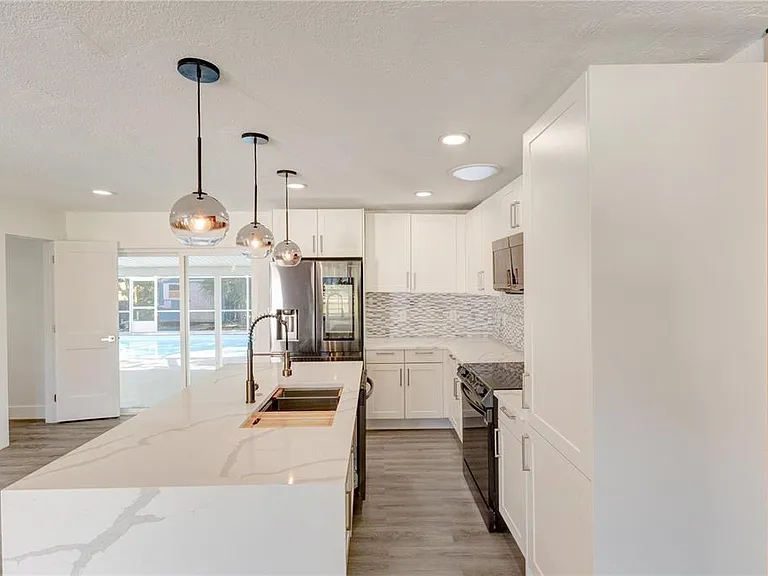 2261 S Flagler Ave — Photo 10