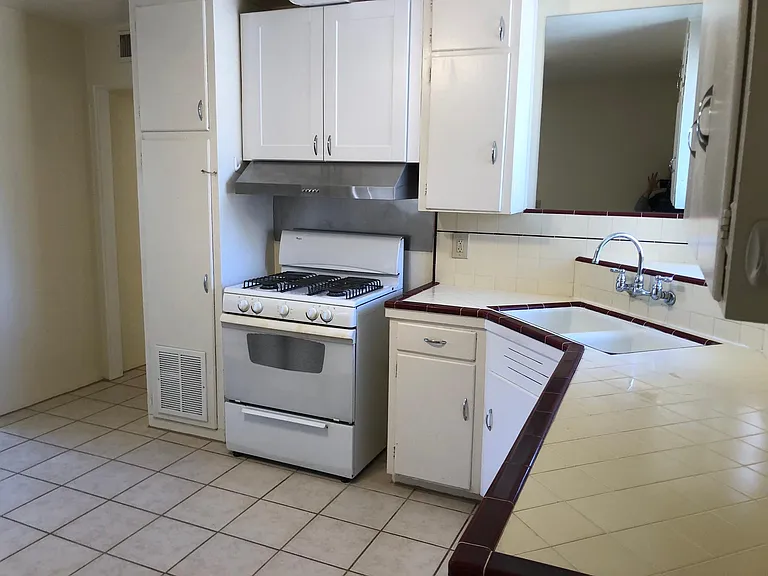 749 N Benton Ave — Photo 7