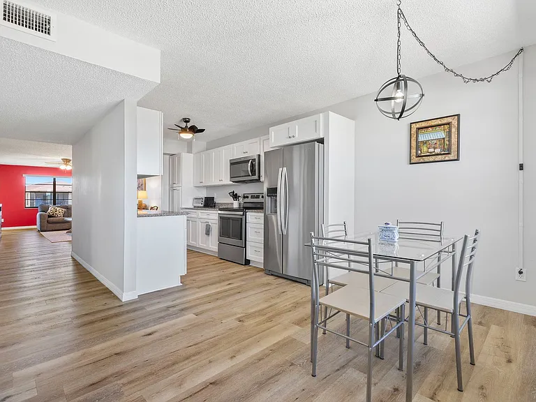 4711 SE 5th Ave #10 — Photo 10