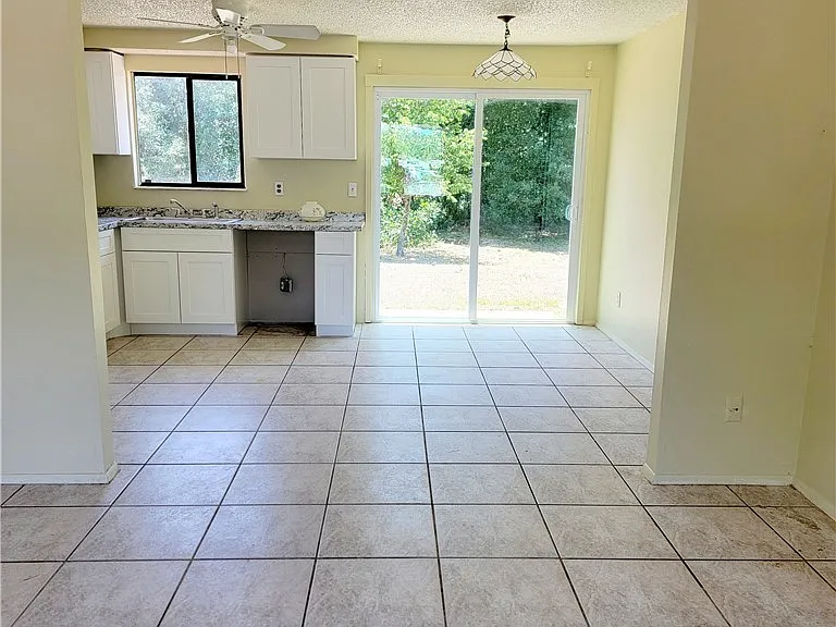 704 W Cleveland Ln — Photo 4