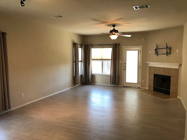 Move in ready 3 bedroom 2 bath home in quiet neighborhood! — Photo 3