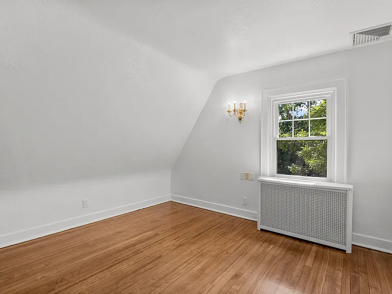 121 Walworth Ave — Photo 27