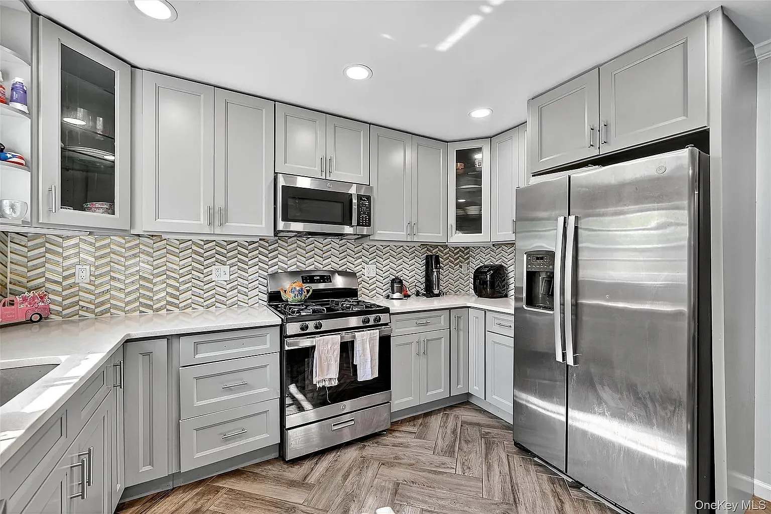 3 bed, 1200 sqft, $3,753 — Photo 2