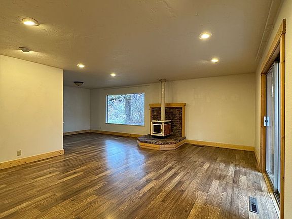 5th image of 310 W 12th Ave #1