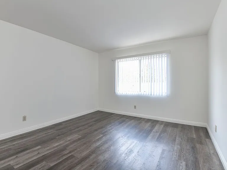 1799 N Hollywood Way — Photo 63