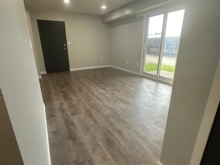 1300 Dewey St #12 — Photo 3