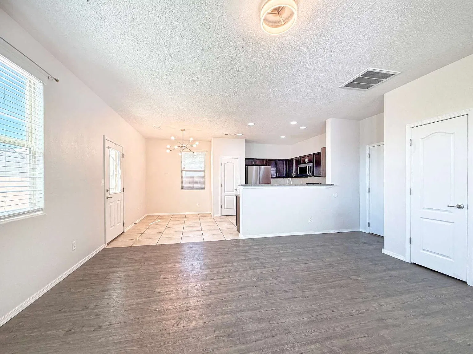 4 bed, 2.5 bath, 1926 sqft, $2,325 — Photo 3